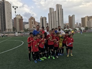 Equipo del Alevín "B" del CF La Nucía junto a Sergio Villalba, concejal de Deportes