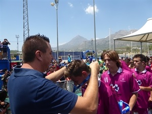 Sergio Villalba, concejal de Deportes, entrengando las medallas al Salesianos Guadalajara, campeones en categoría cadetes