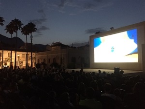 Cine al aire libre bajo el cielo estrellado