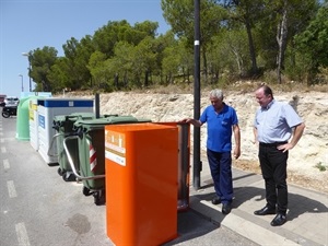 Contenedor de aceite doméstico ubicado en el carrer Ermita junto Colegio San Rafel