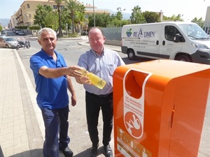 El aceite doméstico usado debe depositarse en el contenedor en botellas de plástico