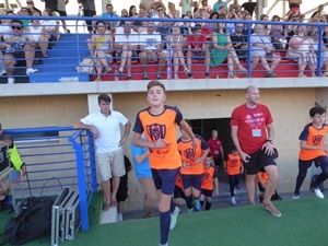 Padres, madres y familiares llenaron las gradas del campos de fútbol en la presentaaciónd el CAmpus