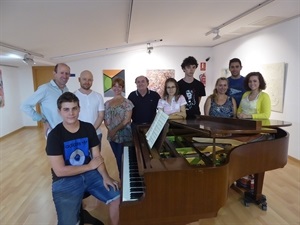 Los alumnos y profesores Isaac István Székely y Gloria Faubel junto a Pedro Lloret, concejal de Cultura y Francesc Sempere, director Auditori