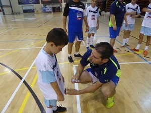 El legendario jugador firmando autógrafos a los alumnos del Campus