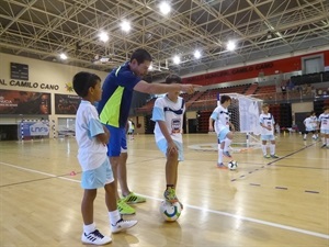 Kike Boned dando instrucciones a los más pequeños