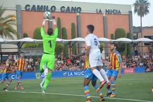 Raúl portero del Levante se anticipa a Chato en una jugada a balón parado