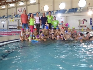 En la Piscina Climatizada los alumnos de la Escuela de Verano Integra y Campus Deportivo junto a Cristina Miranda, pta. Integra, Bernabé Cano, alcalde de La Nucía y Sergio Villlalba, concejal de Deportes.