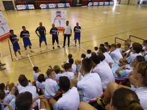 Charla de Rafa con los alumnos del Campus LNFS al final del entrenamiento