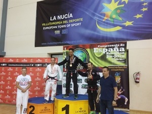 Podium de la categoría reina: Oro Cleiton Pinheiro, plata César Díaz de La Nucía y bronce Daniel Lloret. Junto al podium el concejal Sergio Villalba y David Armendáriz, organizador del Nacional