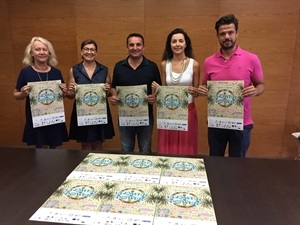 Presentación en La Nucía de la fiesta Flower Power de JOVEMPA con Guillermo Campos, pte. JOVEMPA, Esperanza Soria, vicepta. JOVEMPA, Lina Cano, pta. AECC La Nucía, Beatriz Pérez-Hickman, concejala de Bienestar Social y el alcalde Bernabé Cano