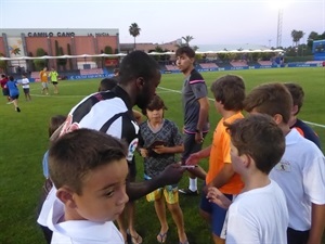 Los jugadores del Levante U.D. firmaron autógrafos al público al final del encuentro