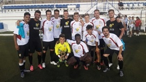 Parte de la plantilla del CF La Nucía con su trofeo de campeón