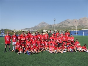 Alumnos y monitores del X Campus del CF La Nucía junto a Sergio Villabal, concejal de Deportes