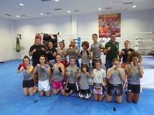 Alumnos del Campus de Muay Thai y su profesora Eva Naranjo junto a Sergio Villalba, concejal de Deportes