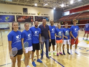 Los 6 jugadores mundialistas en el Pabellón de La Nucía junto a Arturo Ruíz, organizador y Sergio Villalba, concejal de Deportes