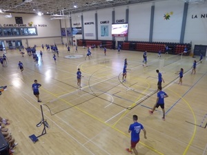 Entrenamientos del Campus Internacional de Badmintón en el Pabellón Municipal Camilo Cano