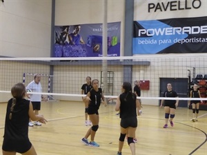 Ángel Babio dando instrucciones a las alumnas del Campus