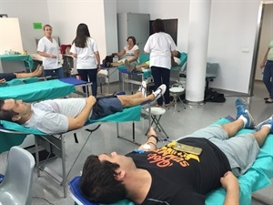 Los requisitos para donar sangre son ser mayor de 18 años y pesar más de 50 kilos