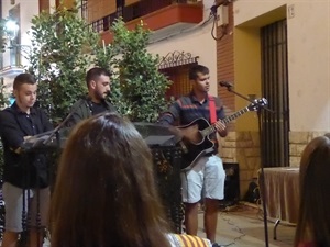 Artur Deltell interpretó varias canciones, acompañado de su guitarra acústica