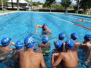 Melani Costa junto a los alumnos del campus