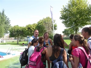 El concejal de Deportes, Sergio Villalba, junto a la nadadora olímpica Melani Costa y algunos de los "Campers"