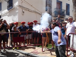 Inicio de la primera mascleta, encendido por la Reina, Àngela Company y el alcalde, Bernabé Cano