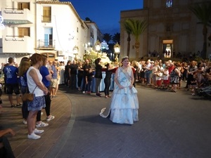 La reina de las fiestas, ângela Company, vuelve a vestir su traje real para acompañar las imágnes