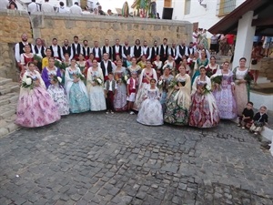 La reina, Àngela Company, junto a su corte de honor y los mayorales de 2017 Penya l’Afalak-Rebels antes de comenzar