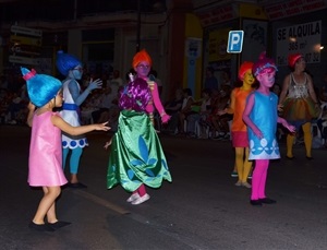 Pequeños Trols juguetearon entre la Cabalgata