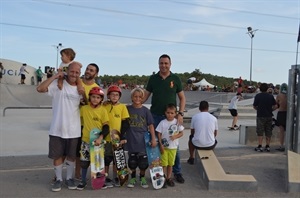 Sergio Villoalba, concejal de Deportes, y Pablo Sánchez, presidente del Club de Skateboard de la Nucía junto a algunos miembros del Club