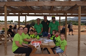 Sergio Villalba, concejal de Deportes, y Juan Manuel Cardoso, presidente del Club BMX Racing de La Nucía, junto a algunos miembros del Club