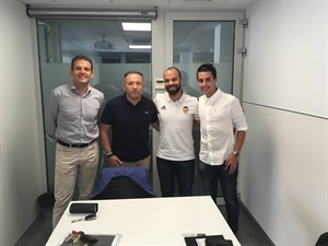 Vicente Cortés (coordinador del fútbol base C.F. La Nucía), Juan Pedro Carrión (secretario y asesor jurídico de C.F. La Nucía) y Carlos Meyerhoffer (vicepresidente de C.F. La Nucía) con Luis Vicente (Director de la Academia del VCF) tras la firma del convenio.