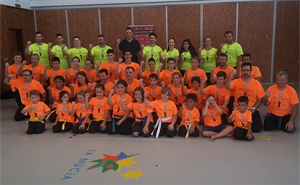 El Maestro, Manuel Navarro y Sergio Villalba, concejal de Deportes, junto a los deportistas que participaron en el Campus