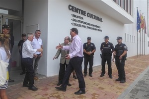 Recibimiento del subdelegado, José Miguel Saval a su llegada al Auditori de La Mediterrànea