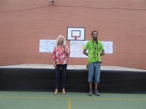 La concejal de Bienestar Social, Beatriz Pérez- Hickman, junto a uno de los monitores, durante la presentación del Festival de la Escola d'Estiu 2017