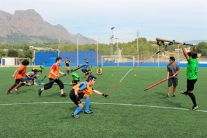 Aunque aparenta ser un deporte violento, tanto los stiks, como la pelota y las bases están acolchadas y pasas un riguroso testeo para la seguridad de los jugadores