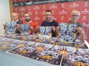 El concejal de Deportes, Sergio Villalba, junto a Vardan Mntsakanyan, gerente de MIx Fight, Bradley Burruage, del CLub Kick Boxing La Nucía; y Eduardo Martín, presidente del CLub Kick Boxing La Nucía