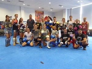 Alumnos del curso de Muay Thai junto a Carlos Araya, Eva Naranjo y Sergio Villalba, concejal de Deportes