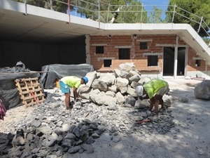 La tabiquería exterior será recubierta de piedra, para integrarla en el paisaje.