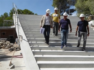 Es una arquitectura abancalada, con una cubierta transitable, a la que se accede por escaleras laterales