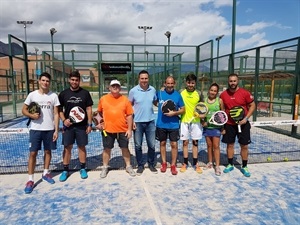 Los alumnos y el profesor Nicolini del Curso de Monitores de Pádel junto a Sergio Villalba, concejal de Deportes