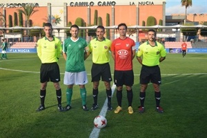 El trío arbitral junto a los dos capitanes antes de comenzar el encuentro