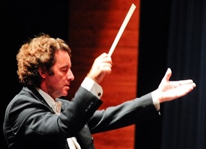 Alfonso Saura dirigiendo en l'Auditori de La Nucía. Fotografía de José M. Aura