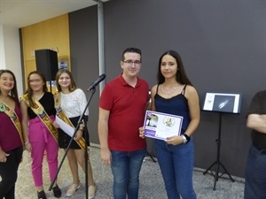 Rubi Stelling Van Bunningen @rubisvb recibe el diploma de ganadora del certamen de manos de Pepe Cano, concejal de Redes Sociales