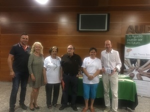 La presidenta y vicepresidenta de AFA Marina Baixa junto a Pedro Lloret, concejal de Cultura, Beatriz Pérez-Hickman, concejala de Tercera Edad, Sergio Villalba, concejal de Educación y Francesc Sempere, director Auditori