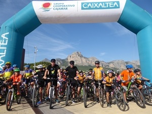 Salida del VI Día de la Bici desde plaça dels Músics, con Sergio Villalba, concejal de Deportes y Miguel A. Ivorra, concejal de Urbanismo