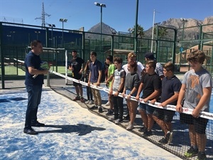 Sergio Villalba, concejal de Educación y Deportes, presentado las actividades que realizarán a los alumnos del PAC del IEs La Nucía