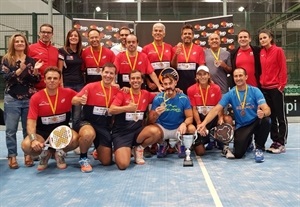 El equipo de veteranos del Club Padelpoint La Nucía que logró el Nacional de 2ª