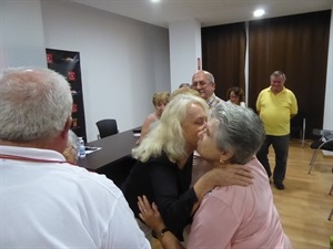 Beatriz Pérez-Hickman, concejala de Tecera Edad, felicitando a las actrices y actores de "El Tapete"