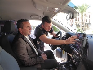 Javier Burrueco, jefe de la Policía Local, explicando al primer edil las funciones del nuevo coche